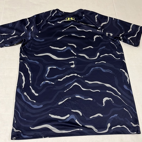 Under Armour Navy Blue and Gray Camo Heat Gear Loose Fit Boy’s T-shirt - Picture 3 of 3